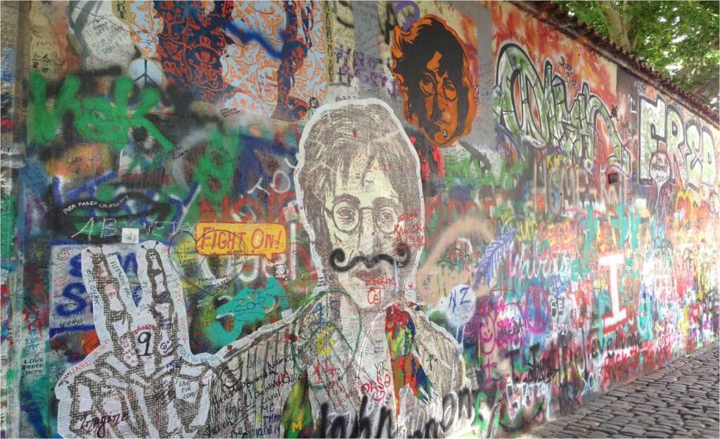 Muro di Lennon, da Unsplash, foto di Guido Coppa